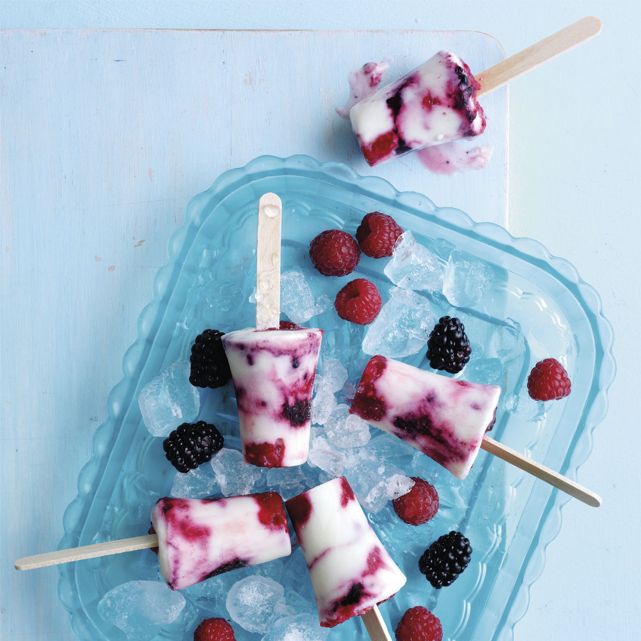 SUMMER BERRY SWIRLED LOLLIES