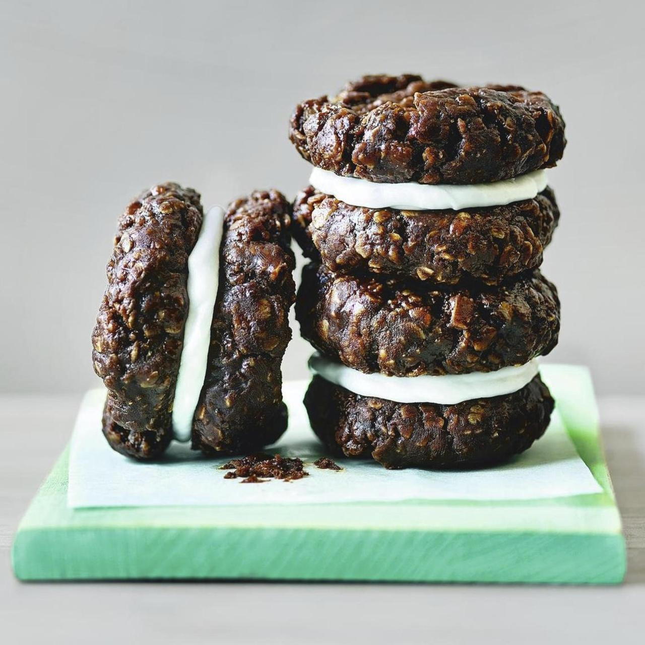 GLUTEN-FREE NO-BAKE CHOCOLATE COOKIES WITH COCONUT CREAM